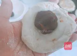 Illustration of how to make glutinous rice cakes with sesame and bean paste 8