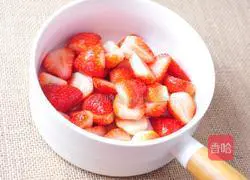 Illustration of making homemade strawberry jam sandwich 2