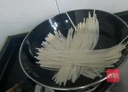 Illustration of how to make spicy bean paste wide noodles 3