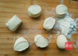 Illustration of how to make diced pork buns 12