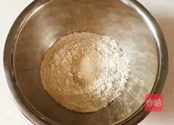 Illustration of how to make steamed buns with dried plums, vegetables and meat 1