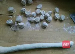 Illustration of how to make mushroom and chicken dumplings 8