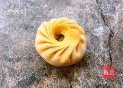 Illustration of how to wrap chrysanthemum buns 6