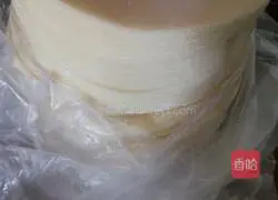 Illustration of how to make pork, corn and carrot dumplings 1