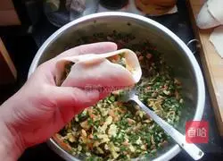 Illustration of how to make three fresh stuffed dumplings 8