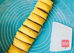 Illustration of how to cut steamed buns with pumpkin knife 8