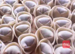 Illustration of how to make seafood wontons 7