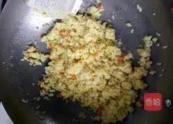Illustration of how to make golden egg fried rice 4