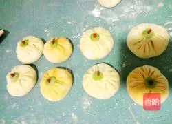 Illustration of how to make pork and green onion buns 8