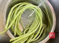 Illustration of how to make fried rice with green beans and eggs 5