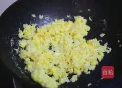 Fried rice with colored peppers and eggs Illustration of how to do it 5