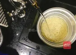 Illustration of how to make poached egg noodles 2