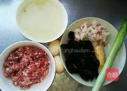 Illustration of how to make shrimp and three delicacies wontons 1