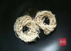 Illustration of how to make noodles, ham and omelette 5