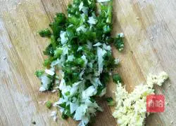 Illustration of how to make leek, shrimp skin and sesame stuffed buns 2