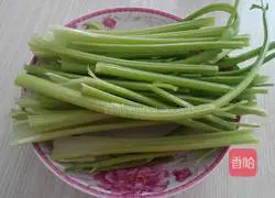 Illustration of how to make soft Longli fish and celery buns 2