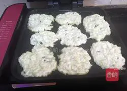 Illustration of how to make zucchini soft pancake 6