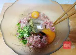 Illustration of how to make ravioli stuffing with minced meat and artemisia 5