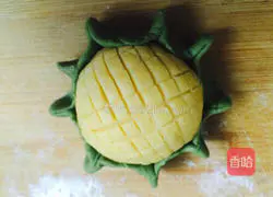 Illustration of making glutinous rice and red bean paste sunflower cake 11