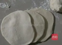 Illustration of how to make Cantonese sausage buns 7