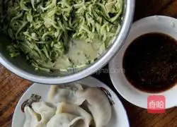 Illustration of how to make cabbage, leek and meat dumplings 3