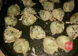 Illustration of how to make fried and quick-frozen dumplings 2