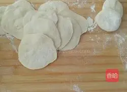 Illustration of how to make steamed buns with sauced meat and chives 9