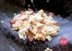 Illustration of how to make sausage and egg fried rice 10
