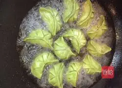 Illustration of how to make egg-wrapped cabbage dumplings 7