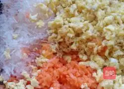 Illustration of how to make steamed buns with carrot and egg stuffing 4