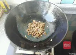 Illustration of how to make fried rice with shredded green peppers and pork 6