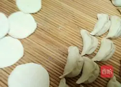 Illustration of how to make four fresh dumplings 19