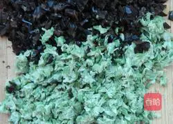 Illustration of how to make pork and sophora flower dumplings 3