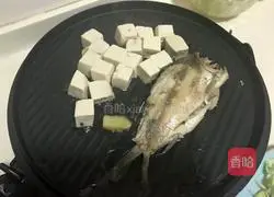 Illustration of how to fry fish and tofu in an electric pan 2