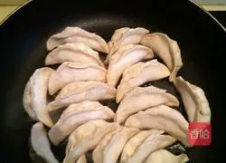 Illustration of how to make fried egg dumplings 1