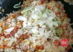 Illustration of how to make fried rice for singles 9