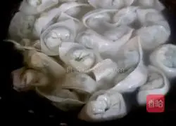 Illustration of how to make cabbage and pork wontons 5