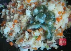 Illustration of how to make sea cucumber fried rice 8