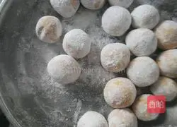 Illustration of kneading sweet potato glutinous rice balls with taro filling 16
