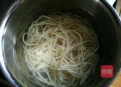 Illustration of how to make bacon fried noodles 4