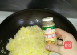Illustration of how to make butter and egg fried rice 8