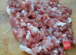 Illustration of how to make lotus root meat pie 1