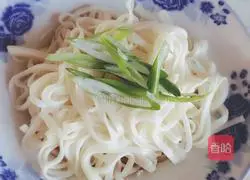 Illustration of how to make noodles with scallion oil 1