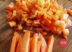 Illustration of how to make fried rice with scallions and carrots 3