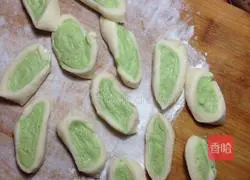 Illustration of how to make two-color dumplings 6