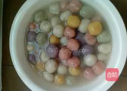 Illustration of how to make colorful glutinous rice balls 8
