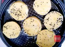 Illustration of how to make fried steamed buns 3