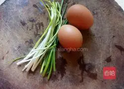 Illustration of how to make green onion and egg pancakes 1