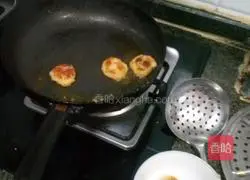 Illustration of how to make pan-fried potato cake 12