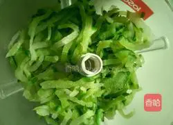 Illustration of how to make white radish vegetarian dumpling filling 5